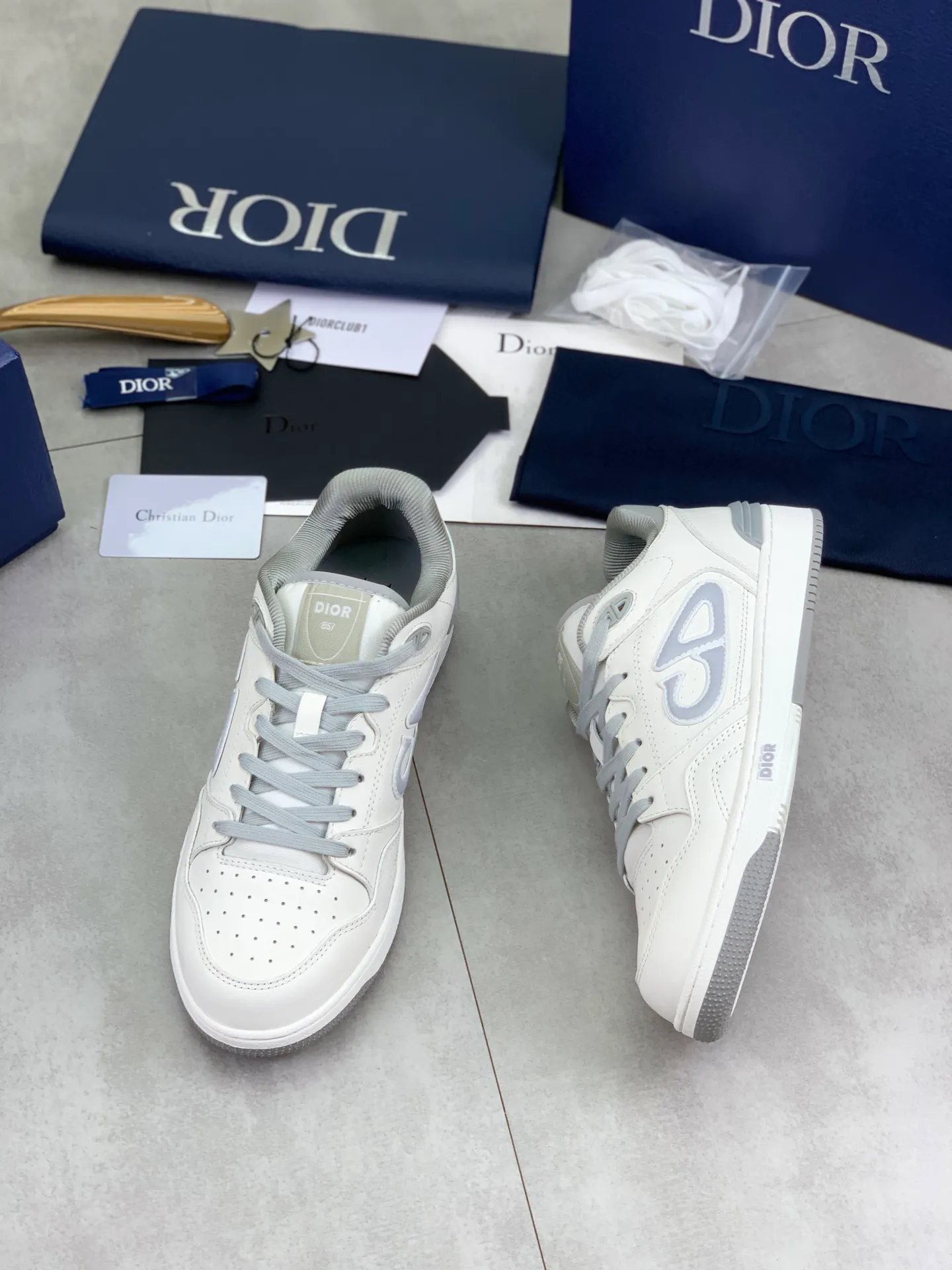 Factory price P760💰Low-top series 💎Top quality💎Dior's latest B57 low-top series original couple's mid-top sports sneakers Top high-end version Purchasing quality Original development Dior spring and autumn new B57 low-top couples' sports shoes are new products in this series, (Dior) B57 low-top sports shoes, original version 15560💰Purchased early spring new presbyopic sports shoes A favorite among major celebrities and Internet celebrities. The on-foot effect is very nice. The B57 sports sneakers are made by Italian craftsmen. They have distinct layers and a unique three-dimensional effect. They show a modern and elegant style, comparable to Dior  A classic style from Dior. Crafted from smooth black calf leather with beige and black Oblique print panels on the sides. The "CD Icon" shaped shoelace eyelets are clever and delicate, and the two-color rubber sole, rear collar and heel are all equipped with the brand's iconic details to enhance the style. Oblique printed straps at the ankle allow for an adjustable fit to complement the overall design. Fashionable and versatile, it can complement any look.                        Imported silk cowhide stitching with CD embroidery printing; 5⃣️colors🉑️choice TPU outsole Size: women’s 36-40 men’s: 38-46 (men’s sizes 38, 45, 46 are custom-made, non-refundable and non-exchangeable)